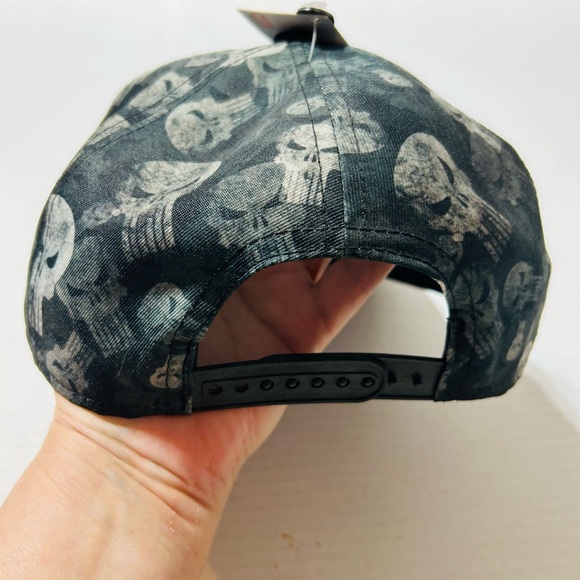 Marvel Punisher Skull Pattern Snapback Hat - Picture 3 of 7